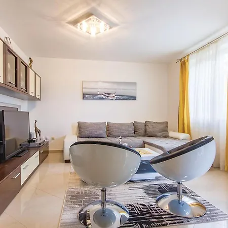 Apartment In With Jacuzzi *