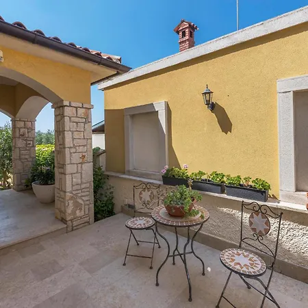 Lovely In With Swimming Pool Apartman Fondole